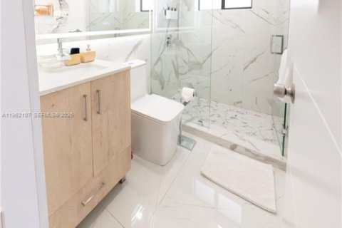 Commercial property in Miami, Florida 235.41 sq.m. № 2026278 - photo 26