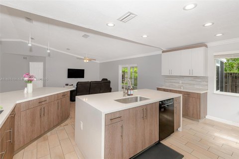 House in Weston, Florida 4 bedrooms, 183.48 sq.m. № 1792473 - photo 13