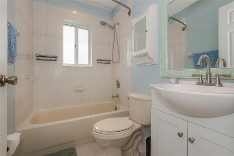 House in Weston, Florida 4 bedrooms, 183.48 sq.m. № 1792473 - photo 23