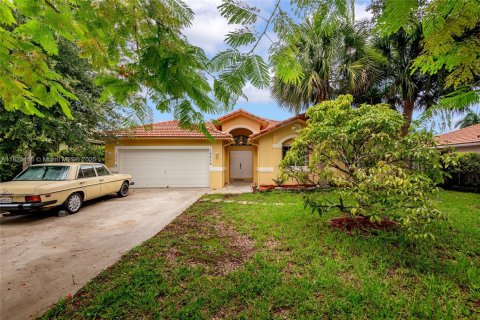 House in Weston, Florida 4 bedrooms, 183.48 sq.m. № 1792473 - photo 1