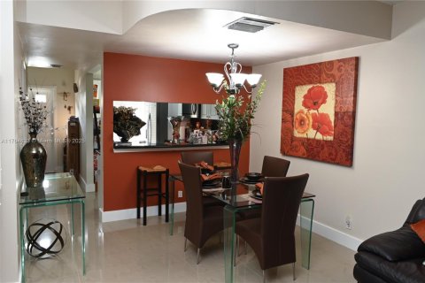 Townhouse in Weston, Florida 2 bedrooms, 103.12 sq.m. № 1730865 - photo 19