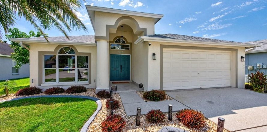 House in Brandon, Florida 3 bedrooms, 160.54 sq.m. № 2393786
