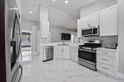 House in Brandon, Florida 3 bedrooms, 160.54 sq.m. № 2393786 - photo 30