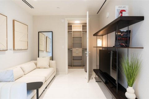 Condo in Miami, Florida, 2 bedrooms  № 1898053 - photo 17