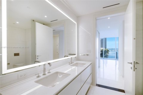 Condo in Miami, Florida, 2 bedrooms  № 1898053 - photo 26