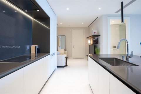 Condo in Miami, Florida, 2 bedrooms  № 1898053 - photo 13
