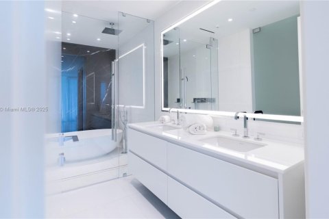 Condo in Miami, Florida, 2 bedrooms  № 1898053 - photo 23