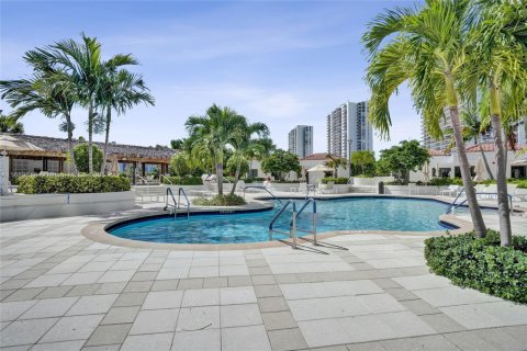 Condo in Aventura, Florida, 2 bedrooms № 1938758 - photo 30