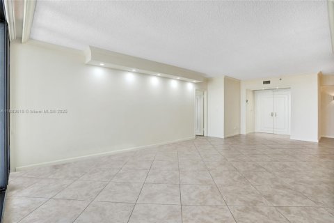 Condo in Aventura, Florida, 2 bedrooms № 1938758 - photo 12