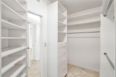 Condo in Aventura, Florida, 2 bedrooms № 1938758 - photo 16