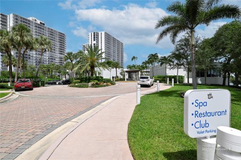 Condo in Aventura, Florida, 2 bedrooms № 1938758 - photo 4