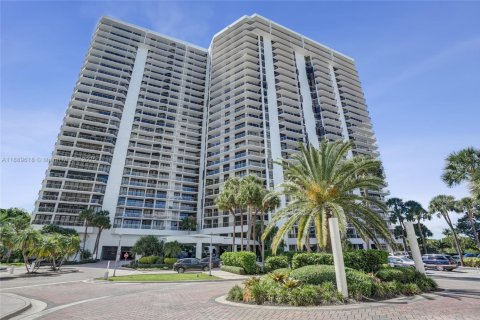 Condo in Aventura, Florida, 2 bedrooms № 1938758 - photo 2