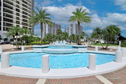 Condo in Aventura, Florida, 2 bedrooms № 1938758 - photo 3