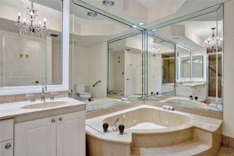 Condo in Aventura, Florida, 2 bedrooms № 1938758 - photo 18