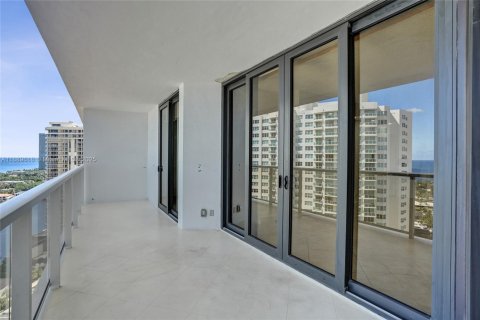 Condo in Aventura, Florida, 2 bedrooms № 1938758 - photo 8