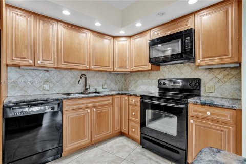 Condo in Aventura, Florida, 2 bedrooms № 1938758 - photo 7