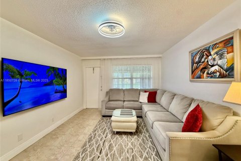 Condominio en venta en Lauderhill, Florida, 1 dormitorio, 67.82 m2 № 1856897 - foto 1