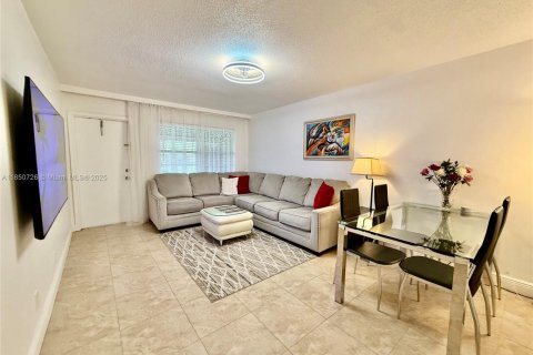 Condominio en venta en Lauderhill, Florida, 1 dormitorio, 67.82 m2 № 1856897 - foto 12