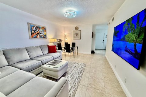 Condominio en venta en Lauderhill, Florida, 1 dormitorio, 67.82 m2 № 1856897 - foto 2