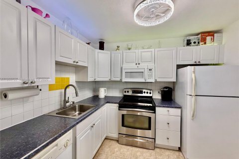 Condominio en venta en Lauderhill, Florida, 1 dormitorio, 67.82 m2 № 1856897 - foto 11