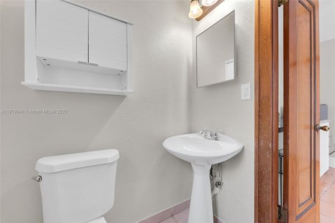 Casa en alquiler en Coral Gables, Florida, 4 dormitorios, 216.74 m2 № 1969095 - foto 29