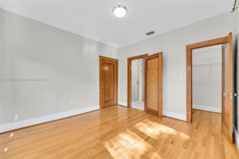 Casa en alquiler en Coral Gables, Florida, 4 dormitorios, 216.74 m2 № 1969095 - foto 20