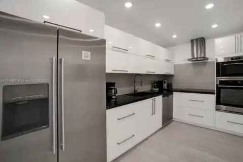 Condo in Hollywood, Florida, 1 bedroom  № 1727359 - photo 5