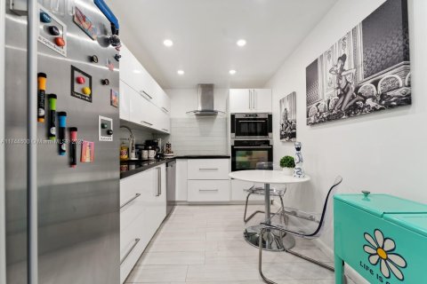 Condo in Hollywood, Florida, 1 bedroom  № 1727359 - photo 4