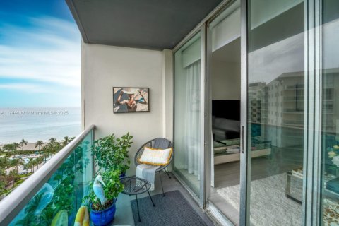 Condo in Hollywood, Florida, 1 bedroom  № 1727359 - photo 1