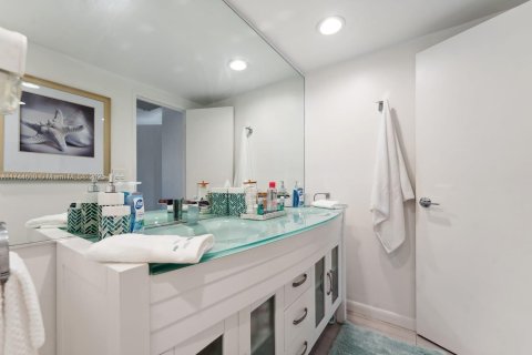 Condo in Hollywood, Florida, 1 bedroom  № 1727359 - photo 13