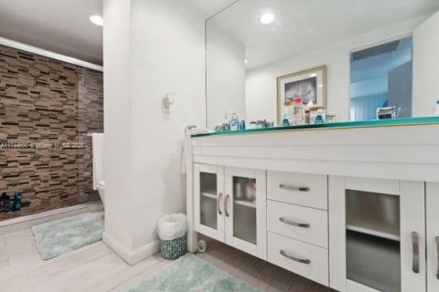 Condo in Hollywood, Florida, 1 bedroom  № 1727359 - photo 17