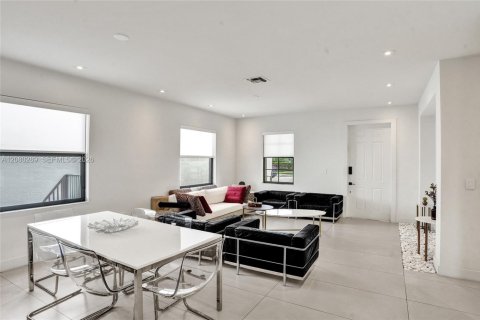Villa ou maison à vendre à Miami, Floride: 3 chambres, 197.32 m2 № 2340522 - photo 9