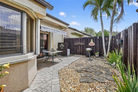 Townhouse in Plantation, Florida 2 bedrooms, 105.72 sq.m. № 1850485 - photo 21