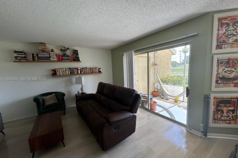 Condo in Coral Springs, Florida, 1 bedroom № 2257161 - photo 22