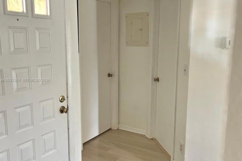 Condo in Coral Springs, Florida, 1 bedroom № 2257161 - photo 14
