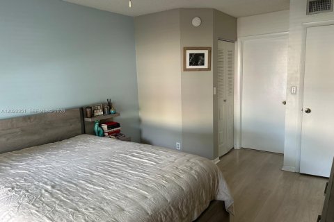 Condo in Coral Springs, Florida, 1 bedroom № 2257161 - photo 28