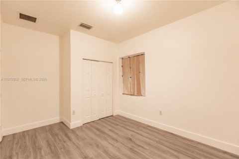 House in Miami, Florida 3 bedrooms, 103.49 sq.m. № 2040832 - photo 12