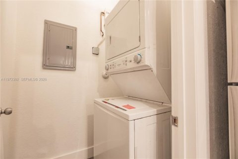 House in Miami, Florida 3 bedrooms, 103.49 sq.m. № 2040832 - photo 20