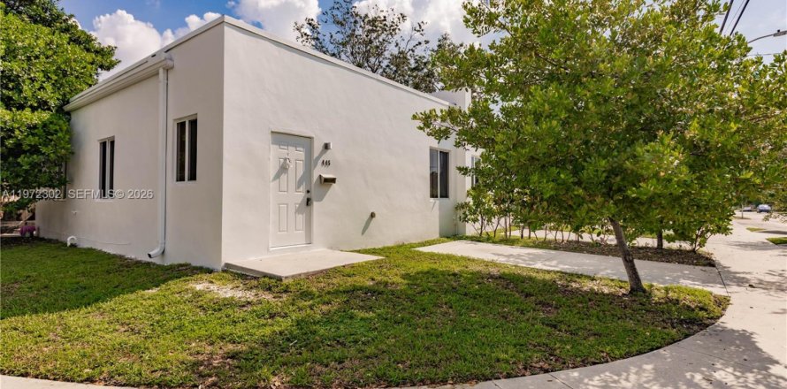 House in Miami, Florida 3 bedrooms, 103.49 sq.m. № 2040832