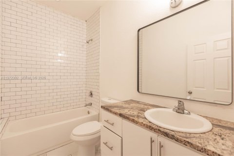 House in Miami, Florida 3 bedrooms, 103.49 sq.m. № 2040832 - photo 19