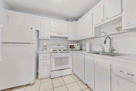 Condo in Delray Beach, Florida, 1 bedroom  № 1995997 - photo 15