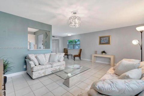 Condo in Delray Beach, Florida, 1 bedroom  № 1995997 - photo 13