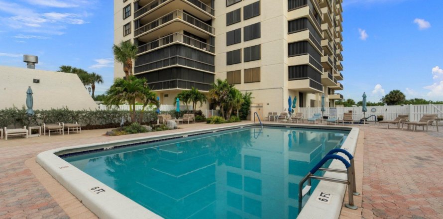 Condominio en Hutchinson Island South, Florida, 2 dormitorios № 913582