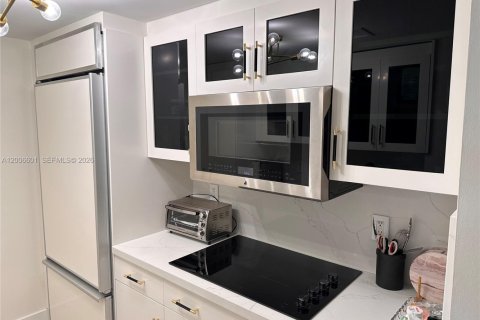 Copropriété à louer à Bal Harbour, Floride: 2 chambres, 98.1 m2 № 2145684 - photo 11