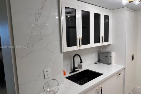 Copropriété à louer à Bal Harbour, Floride: 2 chambres, 98.1 m2 № 2145684 - photo 12