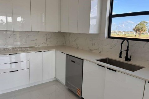 House in LaBelle, Florida 3 bedrooms, 145.95 sq.m. № 2068120 - photo 6