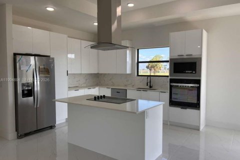 House in LaBelle, Florida 3 bedrooms, 145.95 sq.m. № 2068120 - photo 10