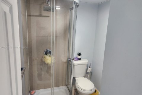 Condo in Miami, Florida, 2 bedrooms  № 1949607 - photo 14
