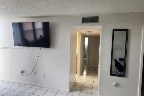 Condo in Miami, Florida, 2 bedrooms  № 1949607 - photo 13