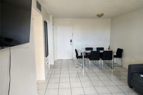 Condo in Miami, Florida, 2 bedrooms  № 1949607 - photo 12